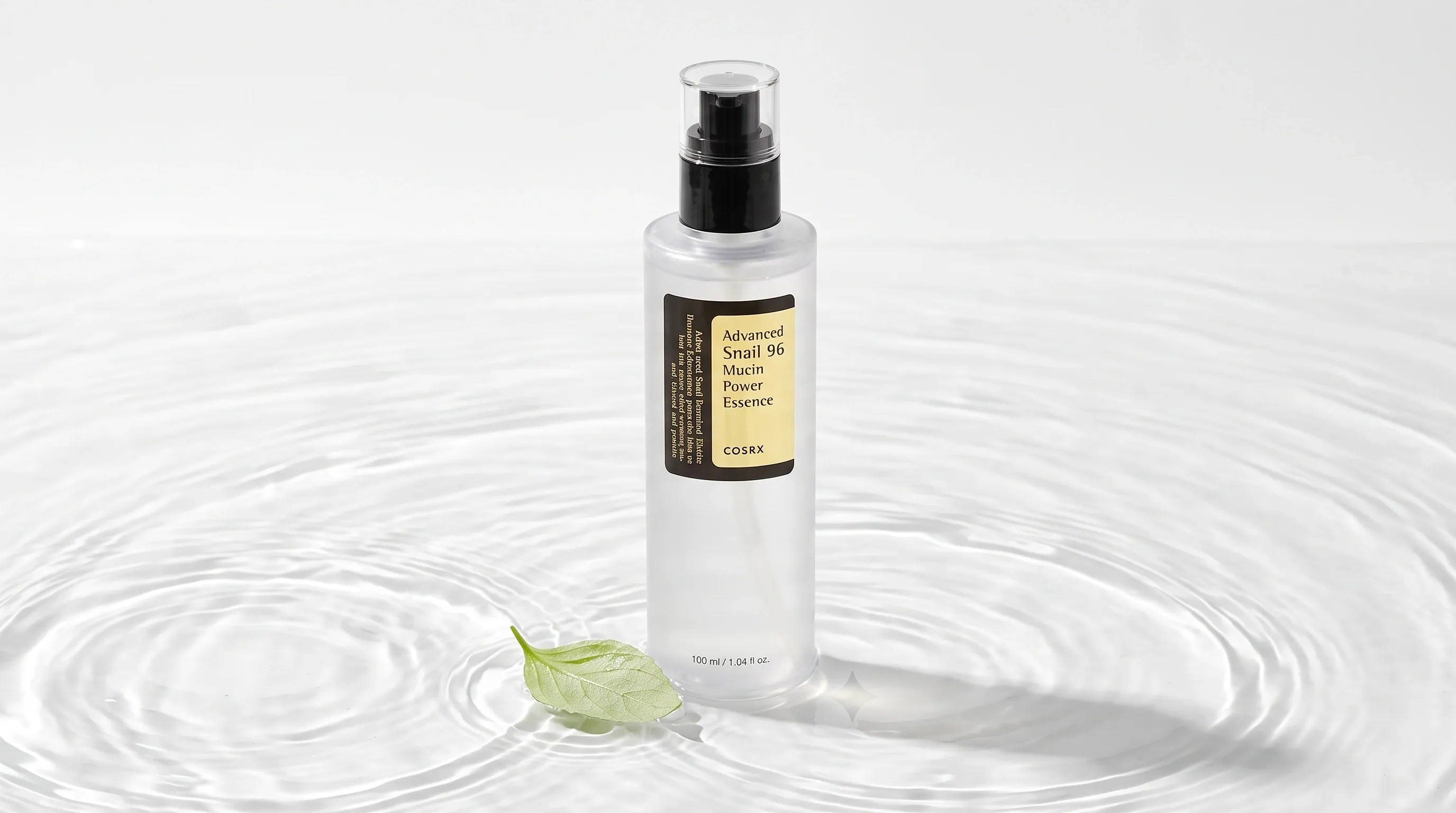 بطری اسنس COSRX Snail Mucin روی سطح آب متلاطم و زلال